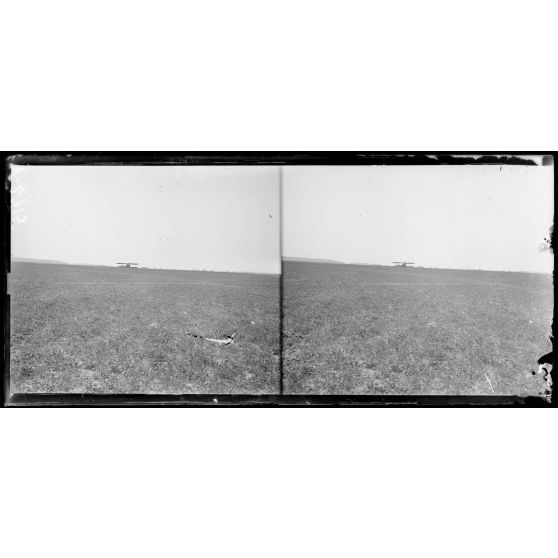 Entre Le Hamel et Hétomesnil, Oise, camp d'aviation de chasse. Avions de chasse au départ. Escadrille 67. [légende d'origine]