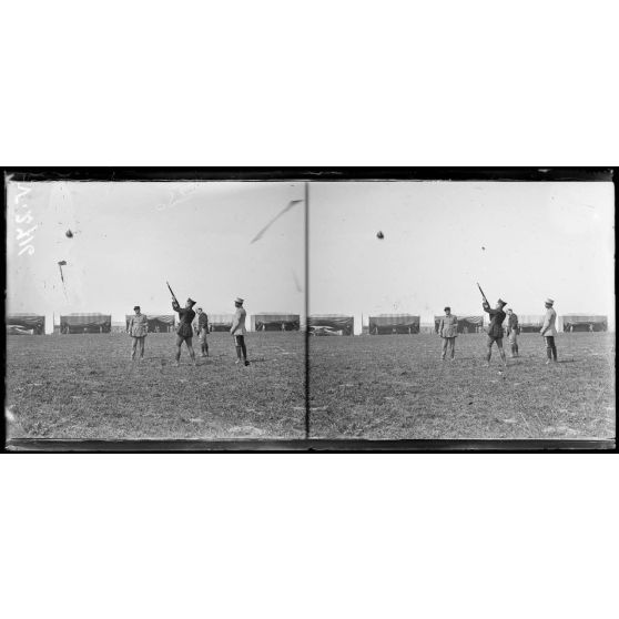 Entre Le Hamel et Hétomesnil, Oise, camp d'avions de chasse. Une des distractions préférée de nos as, le tir à la carabine dans un casque lancé en l'air (Capitaine de Sévin, 8 appareil allemands). [légende d'origine]