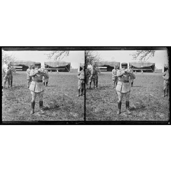 Entre Le Hamel et Hétomesnil, Oise, camp d'aviation de chasse. Fonck, l'as des as, tirant à la carabine dans une pièce de 0.10 à 20 m, fait souvent mouche. [légende d'origine]