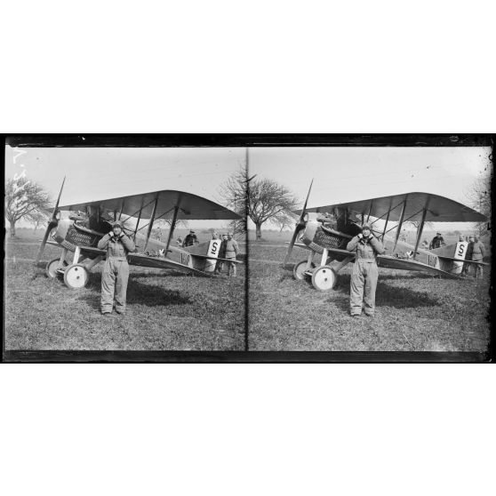 Entre Le Hamel et Hétomesnil, Oise, camp d'aviation de chasse. Le sous-lieutenant Fonck devant son Spad. [légende d'origine]