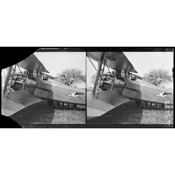 Entre Le Hamel et Hétomesnil, Oise, camp d'aviation de chasse. Le sous-lieutenant Fonck devant son Spad. [légende d'origine]