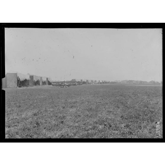 Entre Hamel et Hétomesnil, Oise, camp d'aviation. Vue d'ensemble. [légende d'origine]