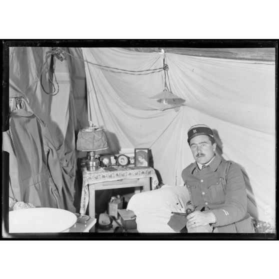 Entre Hamel et Hétomesnil, Oise, camp d'aviation. Le lieutenant Rougevin (SPA 67) dans son intérieur. [légende d'origine]