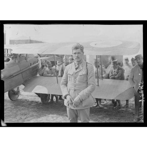 Entre Hamel et Hétomesnil, Oise, camp d'aviation. L'as américain Baylies à la descente de son Spad et venant de descendre son 9e avion, dont 3 en 2 jours. [légende d'origine]