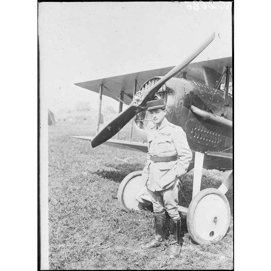 Entre Hamel et Hétomesnil, Oise, camp d'aviation. L'as des as, le sous-lieutenant Fonck devant son chasseur. 40 minutes après, il rentre après avoir descendu 3 avions allemands, puis reprend l'air à nouveau et porte à 6 le tableau de la journée. [légende d'origine]