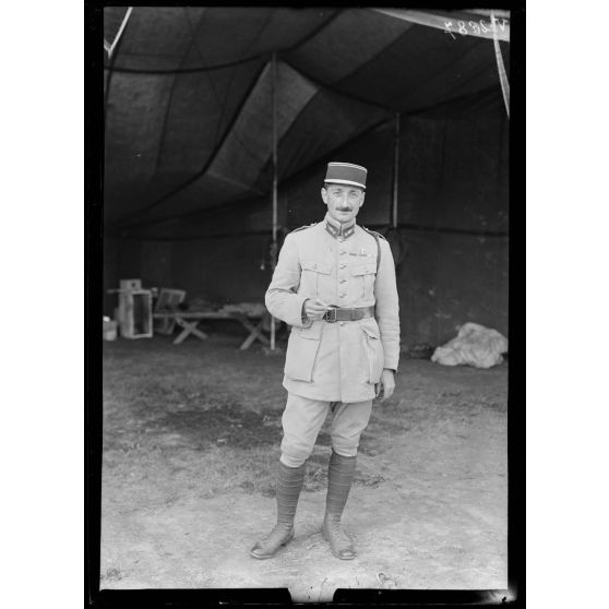 Entre Hamel et Hétomesnil, Oise, camp d'aviation. Lieutenant Raymond, ayant descendu 5 avions allemands. 1/3. [légende d'origine]