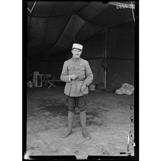 Entre Hamel et Hétomesnil, Oise, camp d'aviation. Le lieutenant Bozon-Verduraz, qui a souvent accompagné Guynemer et a descendu 3 avions allemands. [légende d'origine]