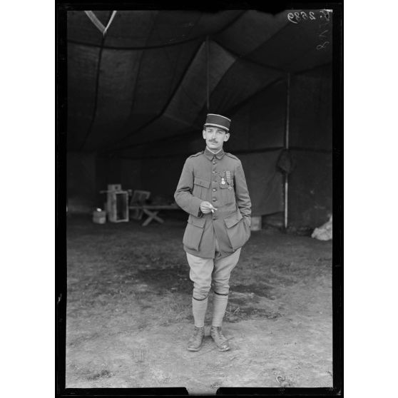 Entre Hamel et Hétomesnil, Oise, camp d'aviation. L'adjudant Pillon, 5 avions allemands. 1/67. [légende d'origine]