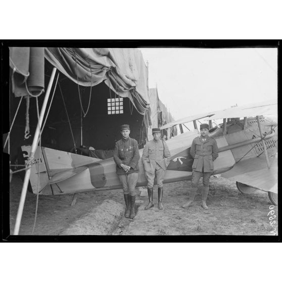 Entre Hamel et Hétomesnil, Oise, camp d'aviation. De gauche à droite, l'adjudant Mion, 3 avions, le lieutenant Duret 2 avions, et le lieutenant Benbariès, 3 avions. 1/67. [légende d'origine]