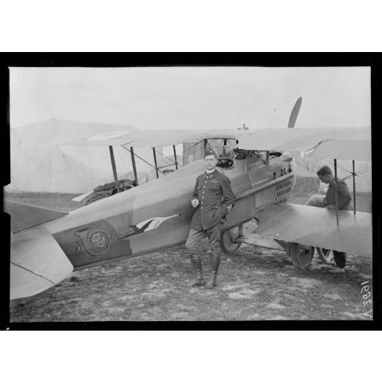Entre Hamel et Hétomesnil, Oise, camp d'aviation. Le capitaine de Sévin, 8 avions. 1/26. [légende d'origine]
