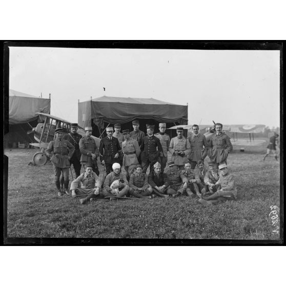 Entre Hamel et Hétomesnil, Oise, camp d'aviation. E.M du GC 12 entouré de ses As. [légende d'origine]