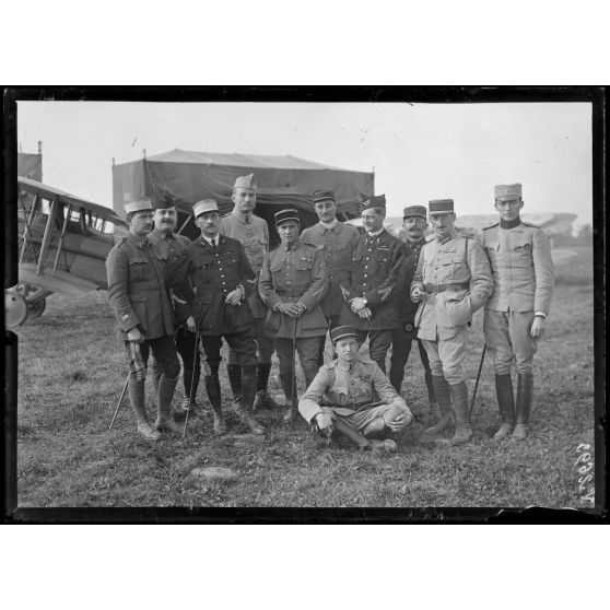 Entre Hamel et Hétomesnil, Oise, camp d'aviation. E.M du GC 12 avec ses 4 commandants d'escadrille et Fonck après sa première journée : 6 avions descendus. [légende d'origine]