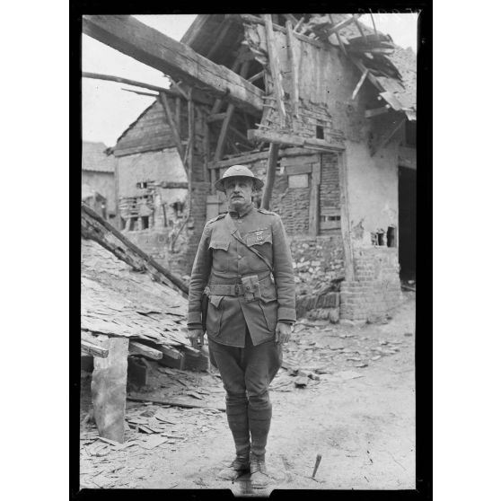 Rocquencourt, Oise, le colonel H. E. Ely, commandant le 28 régiment américain, qui a fait l'attaque de Cantigny. [légende d'origine]
