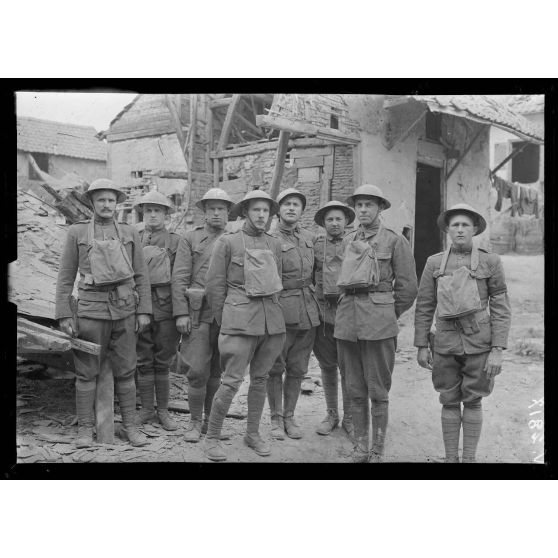 Rocquencourt, Oise, officiers et soldats du 1er bataillon du 2e régiment américain qui a fait l'attaque de Cantigny. De gauche à droite : A. Leblanc, capitaine C.R. Oliver, soldat William, soldat Edgar Thacker, capitaine C.R. Hucher, etc. [légende d'origine]
