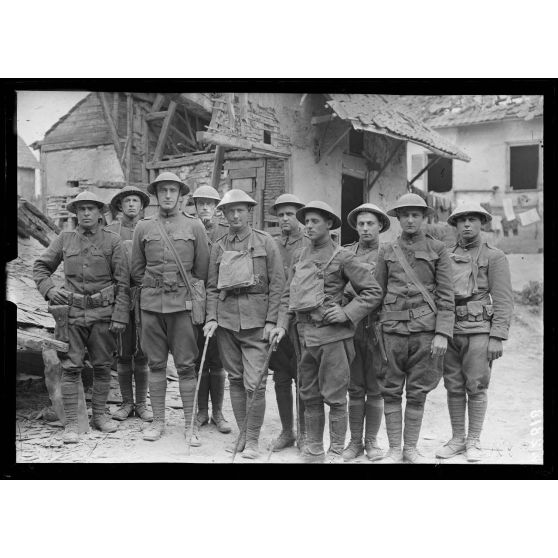 Rocquencourt, Oise, officiers et soldats du 1er bataillon du 2e régiment américain qui a fait l'attaque de Cantigny. De gauche à droite : A. Leblanc, capitaine C.R. Oliver, soldat William, soldat Edgar Thacker, capitaine C.R. Hucher, etc. [légende d'origine]