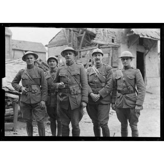 Rocquencourt, Oise, le colonel Ely, commandant le 28e régiment américain, qui fait l'attaque de Cantigny, et son état-major. [légende d'origine]