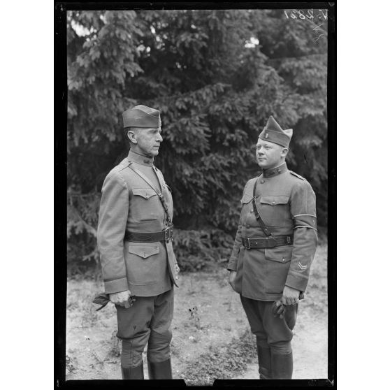 Tartigny, Oise, le général Bullard, commandant de la 1re division américaine, et son ordonnance. [légende d'origine]