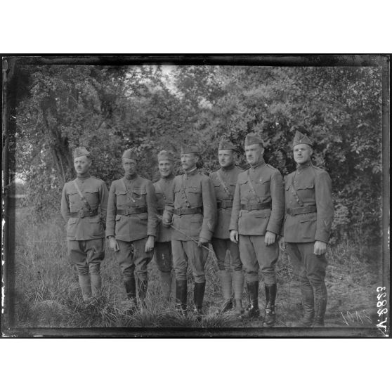 Le Mesnil Saint-Firmin, Oise, le général Buck, commandant de la 2e brigade américaine, et son état-major. [légende d'origine]