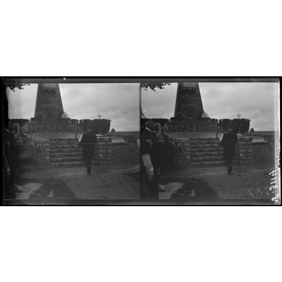 Etrepilly, Seine-et-Marne, anniversaire de la Marne. M. Dumesnil dépose une palme sur le monument. [légende d'origine]