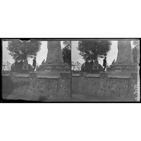 Etrepilly, Seine-et-Marne, anniversaire de la Marne. M. Dumesnil devant le monument. [légende d'origine]