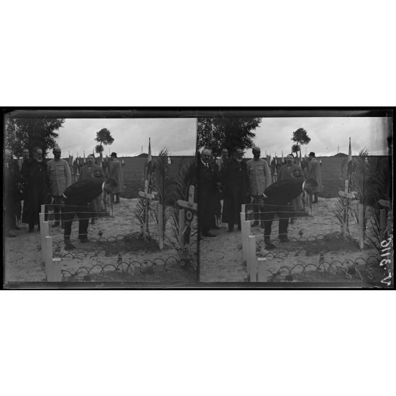 Etrepilly, Seine-et-Marne, anniversaire de la Marne. M. Dumesnil au cimetière. [légende d'origine]