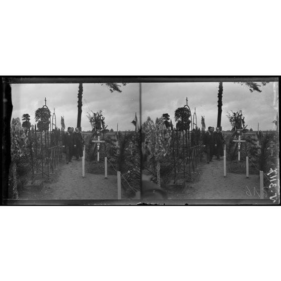 Etrepilly, Seine-et-Marne, anniversaire de la Marne. M. Dumesnil parcourt le cimetière. [légende d'origine]