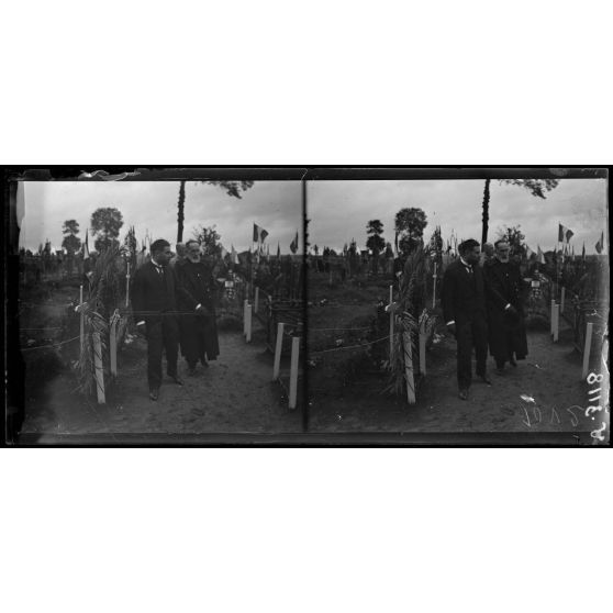 Etrepilly, Seine-et-Marne, anniversaire de la Marne. M. Dumesnil parcourt le cimetière. [légende d'origine]