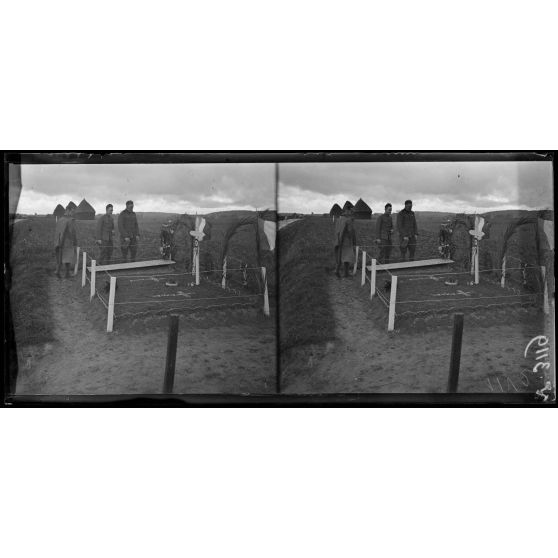 Etrepilly, Seine-et-Marne, anniversaire de la Marne. Soldats américains devant des tombes. [légende d'origine]