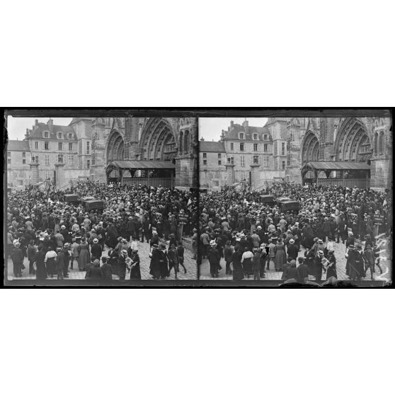 Meaux, Seine-et-Marne, anniversaire de la Marne. La foule devant la cathédrale. [légende d'origine]