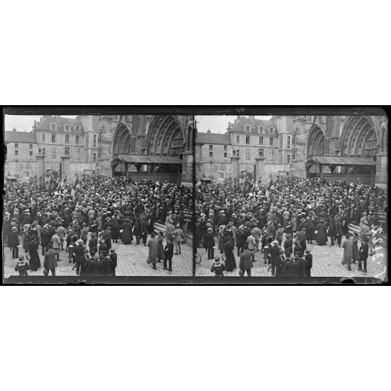 Meaux, Seine-et-Marne, anniversaire de la Marne. La foule devant la cathédrale. [légende d'origine]