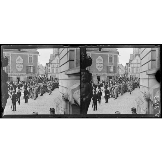 Meaux, Seine-et-Marne, anniversaire de la Marne. Le défilé des sociétés. [légende d'origine]