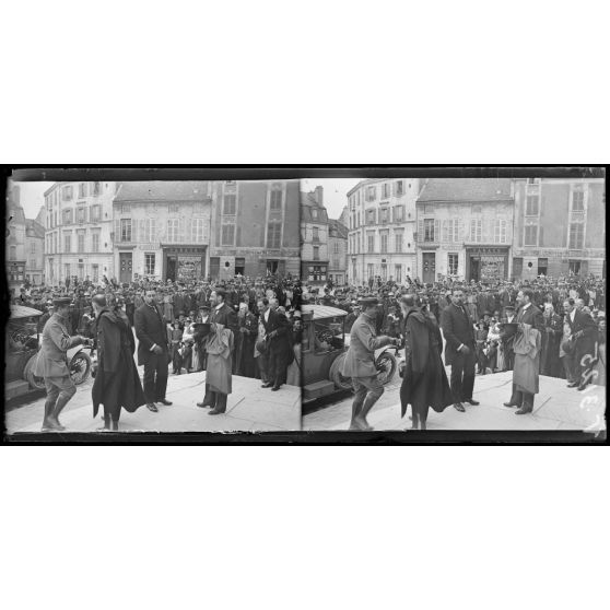 Meaux, Seine-et-Marne, anniversaire de la Marne. M. Dumesnil arrive à l'hôtel de ville. [légende d'origine]