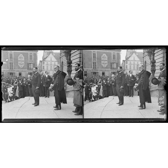 Meaux, Seine-et-Marne, anniversaire de la Marne. M. Dumesnil arrive à l'hôtel de ville. [légende d'origine]