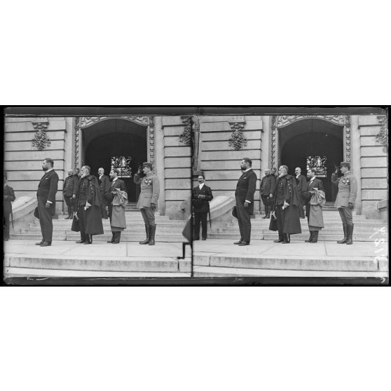 Meaux, Seine-et-Marne, anniversaire de la Marne. M. Dumesnil arrive à l'hôtel de ville. [légende d'origine]