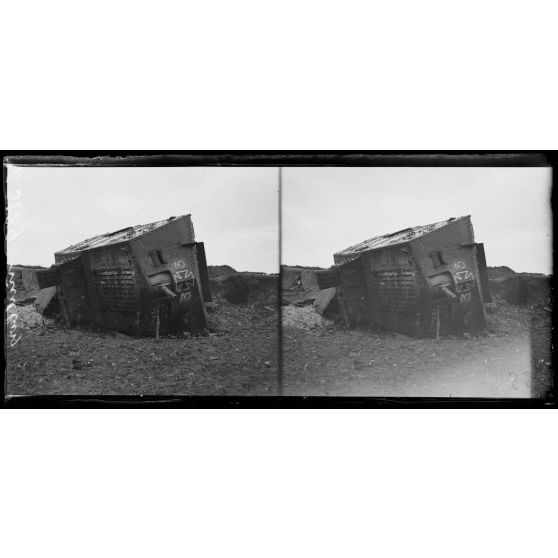 Est de Villers-Bretonneux, Somme, tank allemand renversé dans une carrière, balles perforantes françaises ayant traversé les aillières. [légende d'origine]