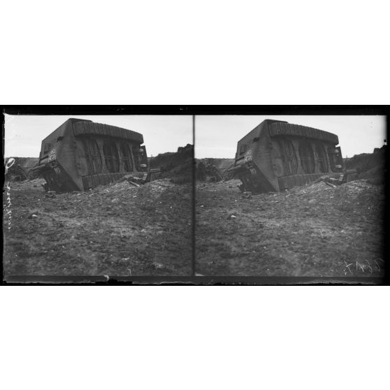 Est de Villers-Bretonneux, Somme, tank allemand renversé dans une carrière, balles perforantes françaises ayant traversé les aillières. [légende d'origine]