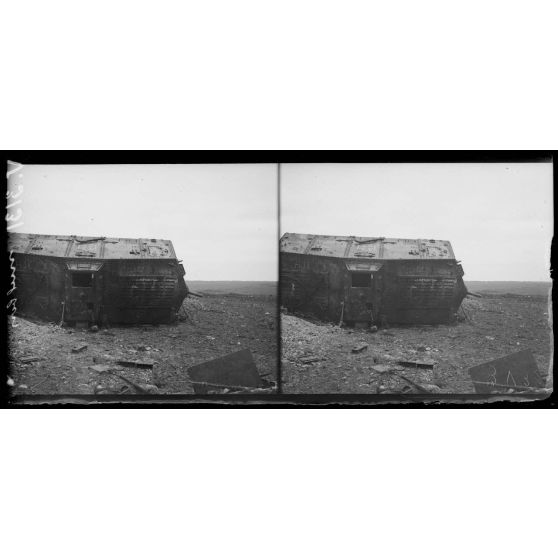 Est de Villers-Bretonneux, Somme, tank allemand renversé dans une carrière, balles perforantes françaises ayant traversé les aillières. [légende d'origine]