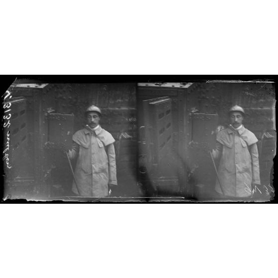 Est de Villers-Bretonneux, Somme, tank allemand renversé dans une carrière, balles perforantes françaises ayant traversé les aillières. [légende d'origine]