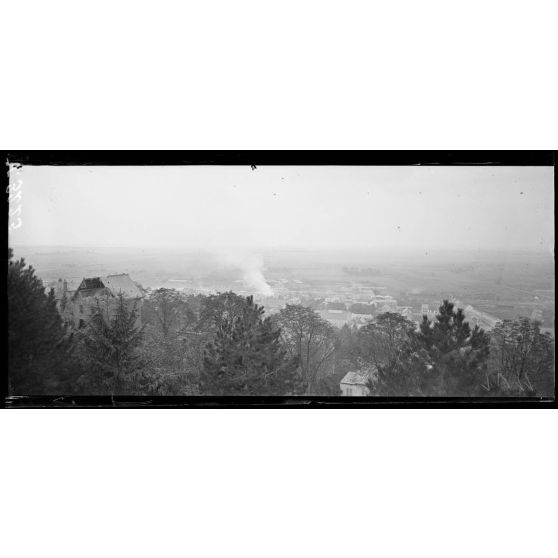 Laon, panorama près de la promenade au nord, au centre, la gare en feu. [légende d'origine]