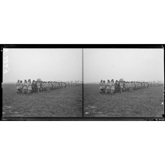 Beaulieu-lès-Fontaine, Oise, le général Pétain accompagné du général Fayolle, remet au général Debeney, la plaque de Grand officier de la Légion d'honneur. Les officiers attendant l'arrivée des généraux. [légende d'origine]