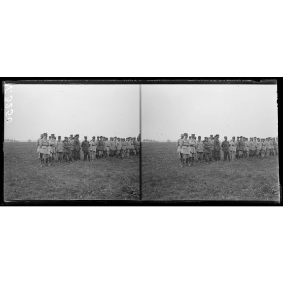 Beaulieu-lès-Fontaine, Oise, le général Pétain accompagné du général Fayolle, remet au général Debeney, la plaque de Grand officier de la Légion d'honneur. Les officiers attendant l'arrivée des généraux. [légende d'origine]