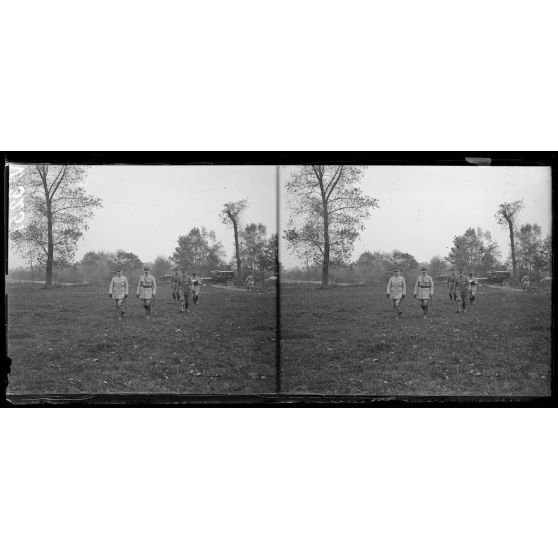 Beaulieu-lès-Fontaine, Oise, le général Pétain accompagné du général Fayolle, remet au général Debeney, la plaque de Grand officier de la Légion d'honneur. L'arrivée des généraux. [légende d'origine]