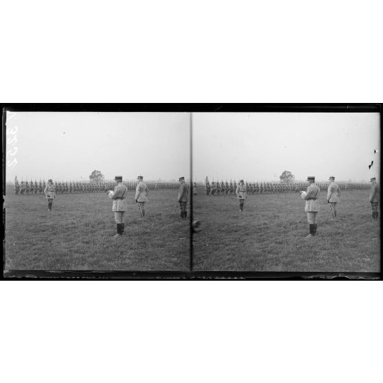 Beaulieu-lès-Fontaine, Oise, le général Pétain accompagné du général Fayolle, remet au général Debeney, la plaque de Grand officier de la Légion d'honneur. Lecture de la citation. [légende d'origine]