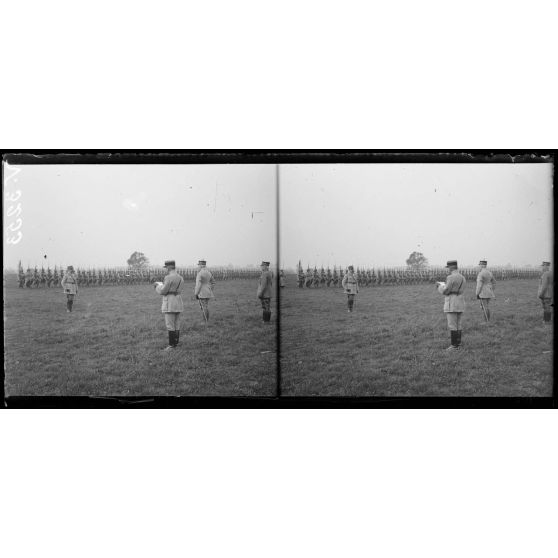 Beaulieu-lès-Fontaine, Oise, le général Pétain accompagné du général Fayolle, remet au général Debeney, la plaque de Grand officier de la Légion d'honneur. Lecture de la citation. [légende d'origine]