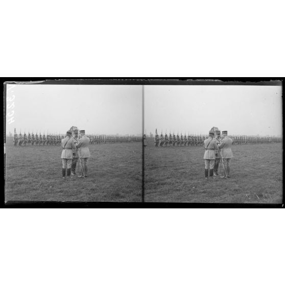 Beaulieu-lès-Fontaine, Oise, le général Pétain accompagné du général Fayolle, remet au général Debeney, la plaque de Grand officier de la Légion d'honneur. Le général Pétain décore le général Debeney. [légende d'origine]