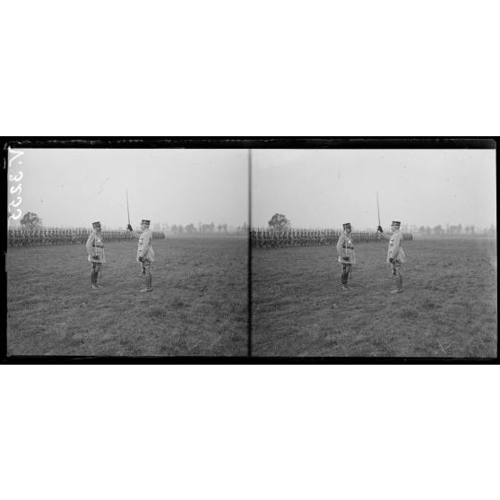 Beaulieu-lès-Fontaine, Oise, le général Pétain accompagné du général Fayolle, remet au général Debeney, la plaque de Grand officier de la Légion d'honneur. Le général Pétain décore le général Debeney. [légende d'origine]