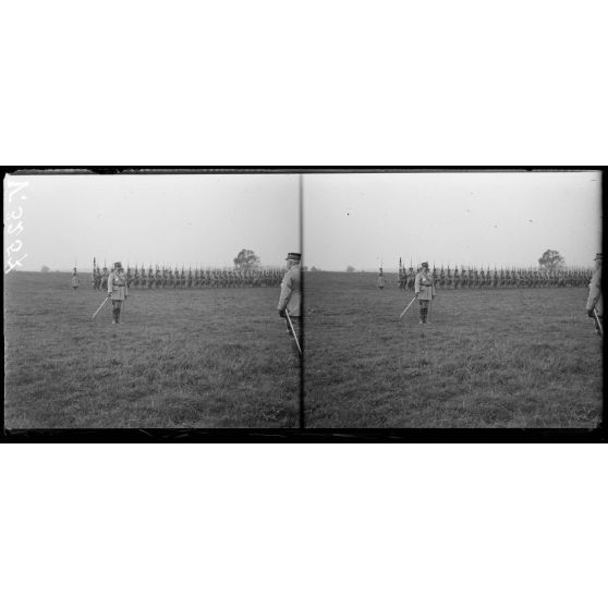 Beaulieu-lès-Fontaine, Oise, le général Pétain accompagné du général Fayolle, remet au général Debeney, la plaque de Grand officier de la Légion d'honneur. Le général Pétain décore le général Debeney. [légende d'origine]