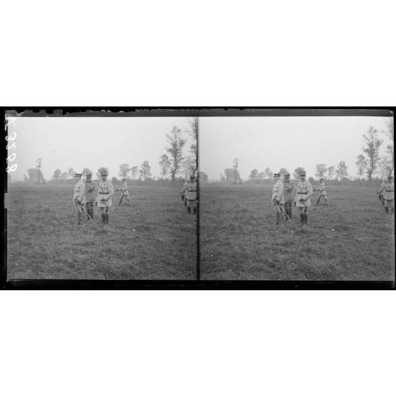 Beaulieu-lès-Fontaine, Oise, le général Pétain accompagné du général Fayolle, remet au général Debeney, la plaque de Grand officier de la Légion d'honneur. Après la remise de décoration. [légende d'origine]