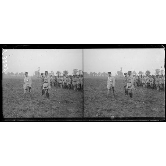 Beaulieu-lès-Fontaine, Oise, le général Pétain accompagné du général Fayolle, remet au général Debeney, la plaque de Grand officier de la Légion d'honneur. Les généraux assistent au défilé des troupes. [légende d'origine]