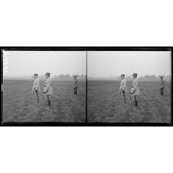 Beaulieu-lès-Fontaine, Oise, le général Pétain accompagné du général Fayolle, remet au général Debeney, la plaque de Grand officier de la Légion d'honneur. Les généraux assistent au défilé des troupes. [légende d'origine]